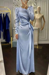 Vestido de noche azul cielo de manga larga con abertura lateral